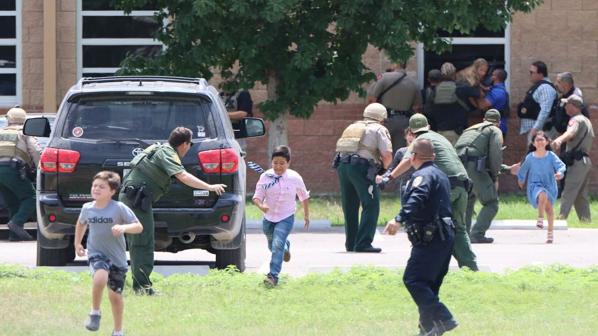 80 Menit Waktu yang Diperlukan Polisi Hingga Memutuskan Masuk ke Sekolah Texas dan Tewaskan Penembak