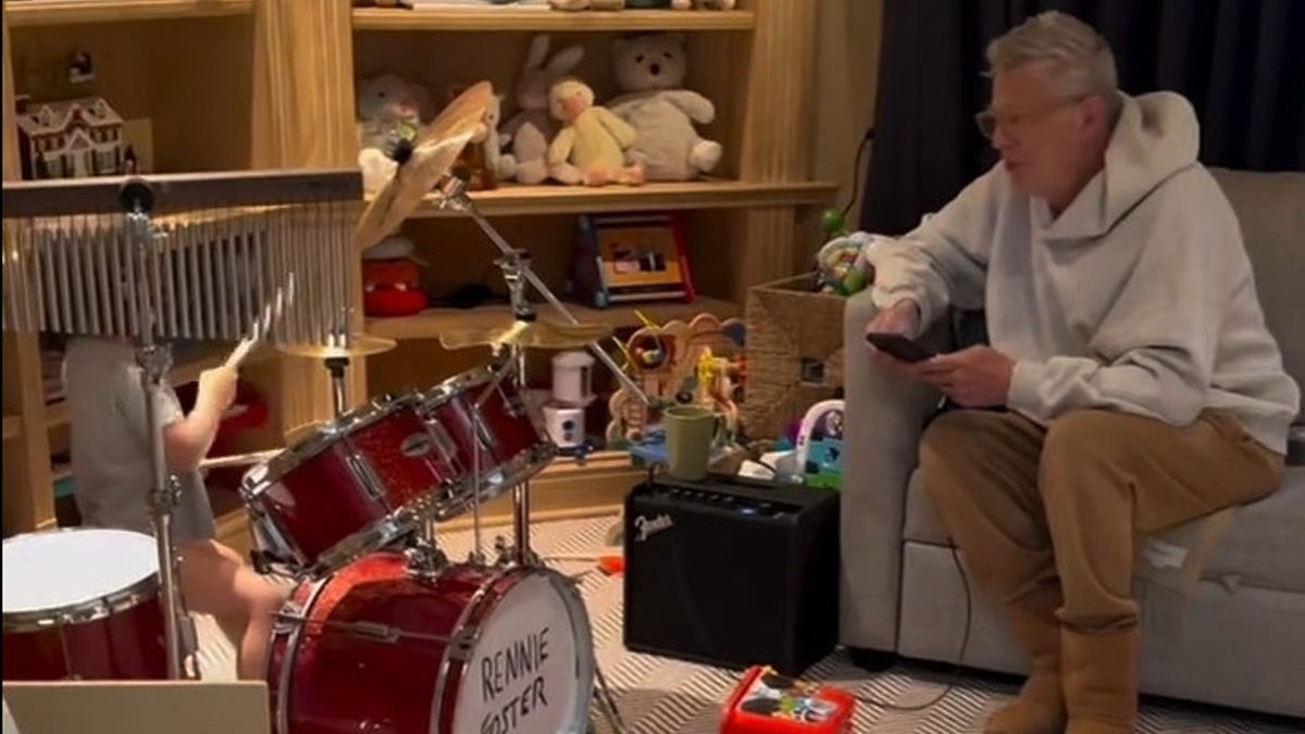 Deux ans, les enfants de David Foster et de Katharine McPhee démontrent leurs compétences à jouer aux drums
