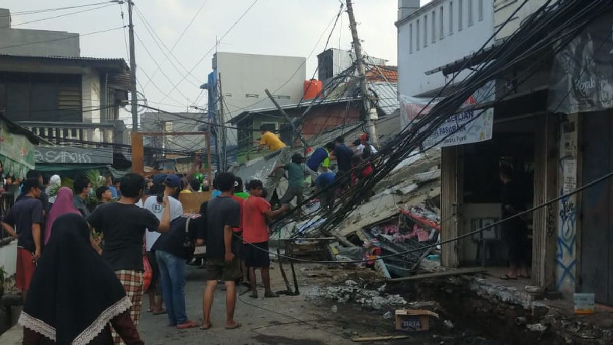 Building In Johar Baru, Central Jakarta Collapses, Closed Road Access