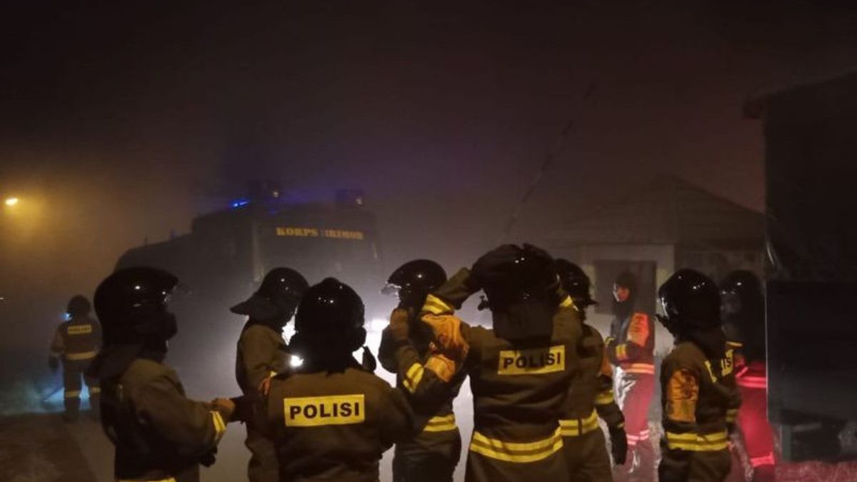 Dozens Of Police Deployed To Help Put Out The TPA Fire In Cirebon