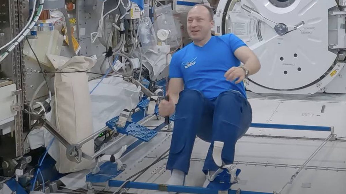 Main Bulutangkis di Luar Angkasa, Kosmonot Rusia dan Miliarder Jepang Promosikan Gaya Hidup Sehat dari ISS