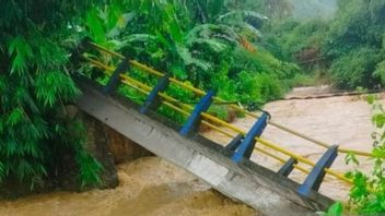Bridge Damaged, Three Districts in West Lombok Flooded