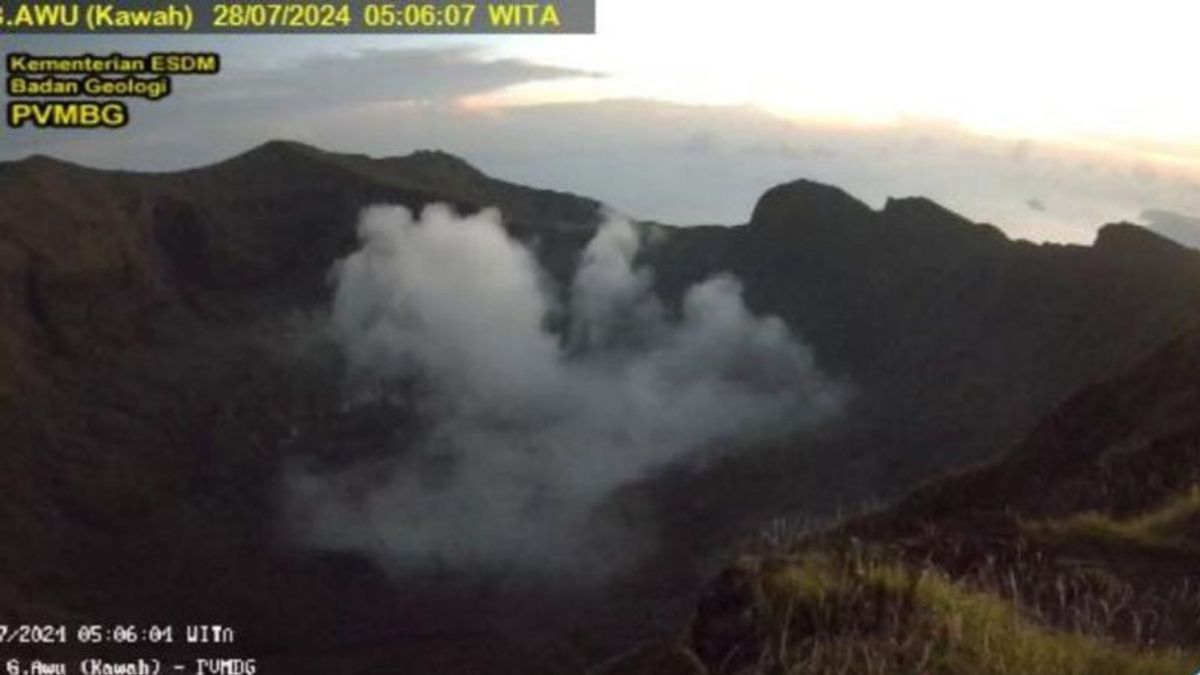 地質庁は、いつでもアウスルト山で爆発的な噴火が発生する可能性があるため、住民に警戒するよう求めています