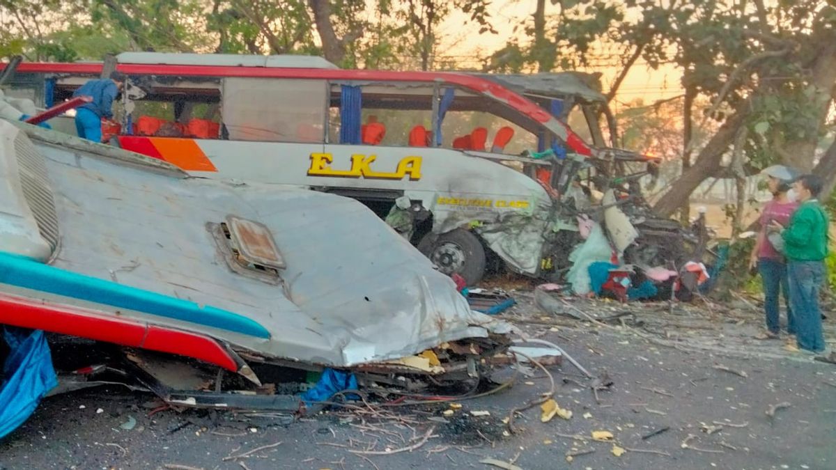 致命事故涉及Ngawi的公共汽车,警察:17人受害者