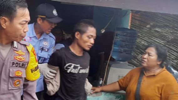 Fuyé du traitement de Dinsos Jakbar, ODGJ à Cengkareng retourné à la maison et cerf-volant son frère Kandungnya