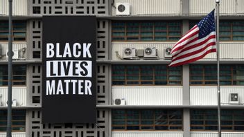 Removing The 'Black Lives Matter' Banner At The US Embassy To South Korea