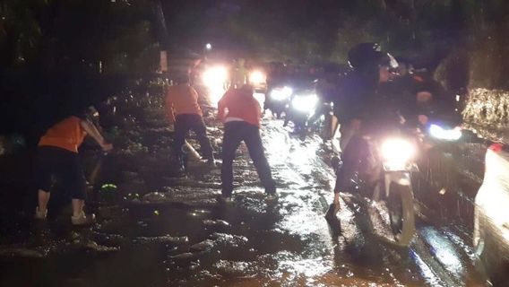 Tanah Longsor di Salawu Bikin Jalur Tasikmalaya - Garut Terganggu