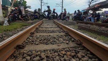 Mysterious, An Unconscious Man Located On The Edge Of The Gambir-Juanda Train