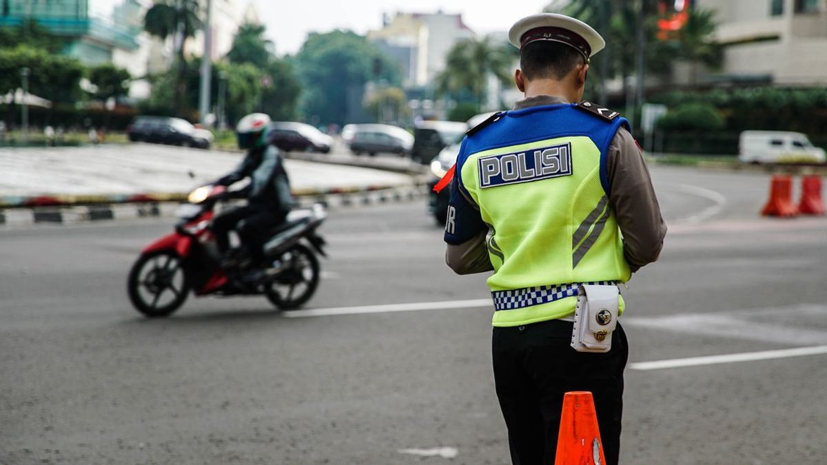 TNI記念日、警察工学モナス - 宮殿の交通の流れ午後11時まで