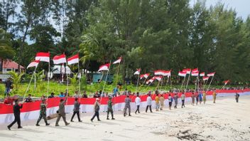 西パプア、インドネシア最外周の島、ファニ・ラジャ・アンパット島の海岸に77メートルの旗を掲げる