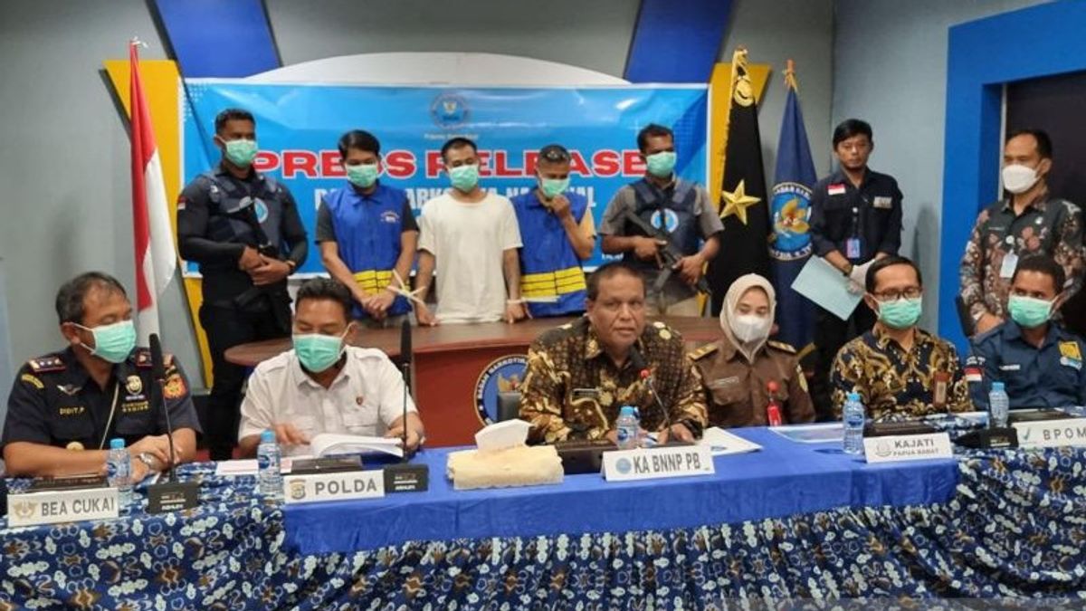 BNN Papouasie occidentale arrêté 3 concessionnaires de méthamphétamine à Manokwari Papouasie, sécurisant 19 colis prêts à circuler