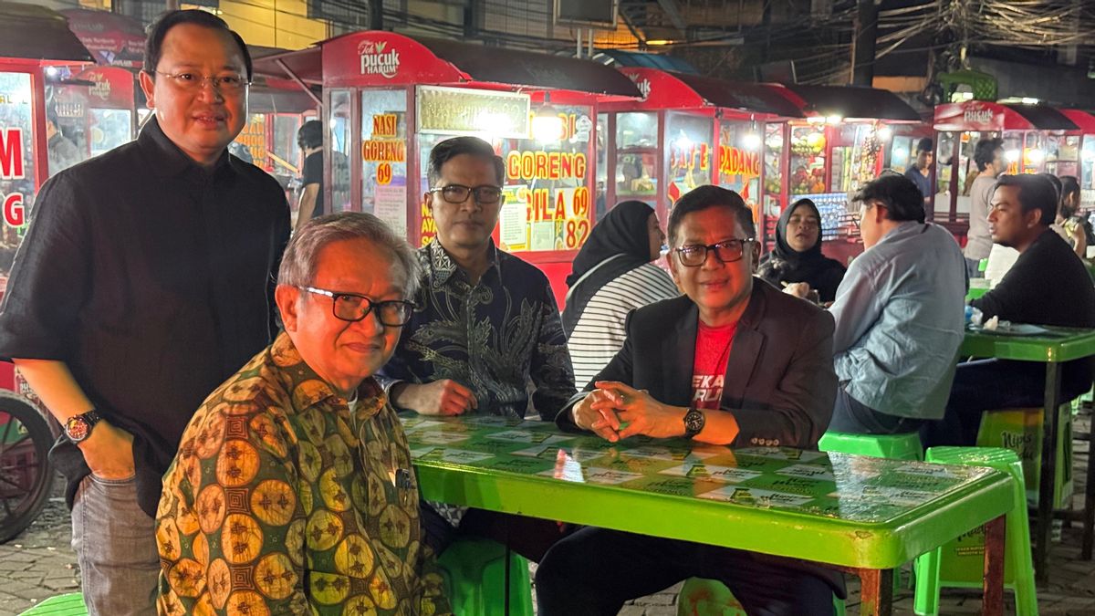 Bebas dari Rutan KPK, Hasto Makan Sate Padang di Taman Menteng