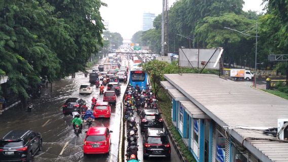La SDA Du Centre De Jakarta Appelle à Des Inondations Sur Un Certain Nombre De Routes à Cause De Voies Navigables Débordantes