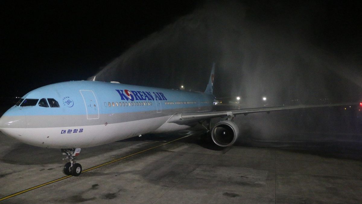 バリ島ングラライ空港は、仁川韓国からの直行便を提示し、大韓航空は265人の乗客と着陸する最初のものになります