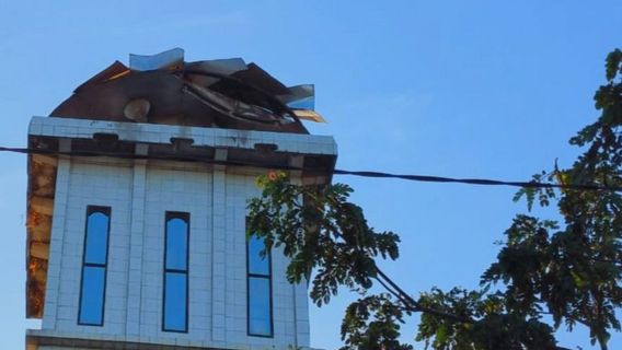 巴厘岛暴徒在南加里曼丹的塔平,清真寺屋顶和居民住宅遭到严重破坏