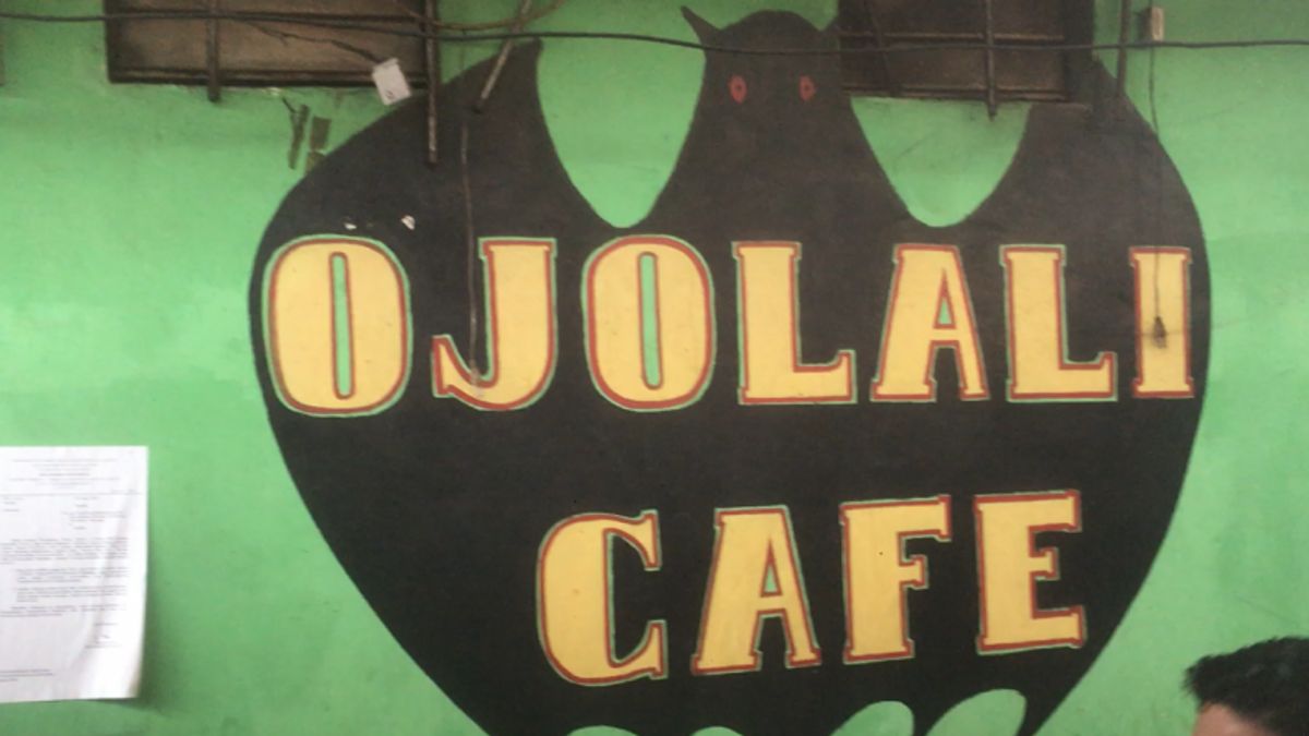 L’unité De Police De La Fonction Publique Contrôle Le Café Ojolali, Des Préservatifs Trouvés