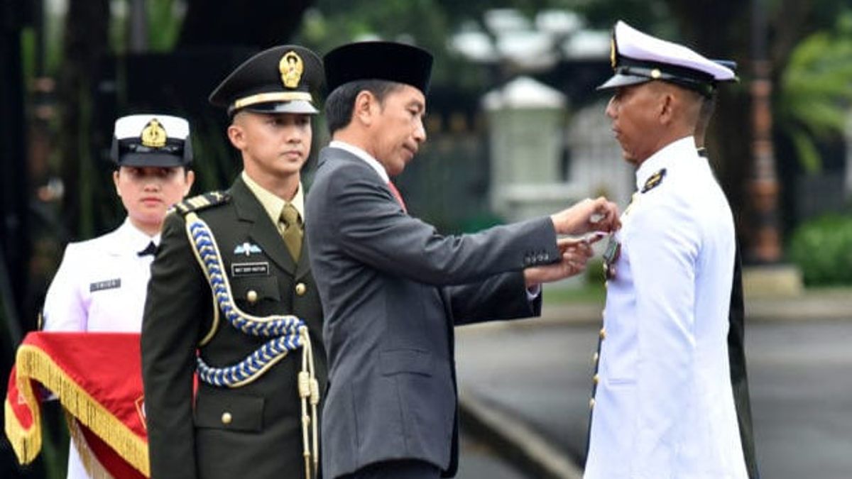ثلاثة جنود يتلقون الأوسمة في الذكرى ال 77 لتأسيس القوات المسلحة الإندونيسية في قصر ميرديكا
