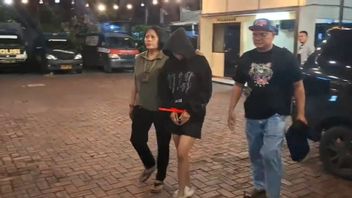 Une jeune femme vole de l'argent au caissier d'un mini-marché, prétendait acheter des vêtements de fête