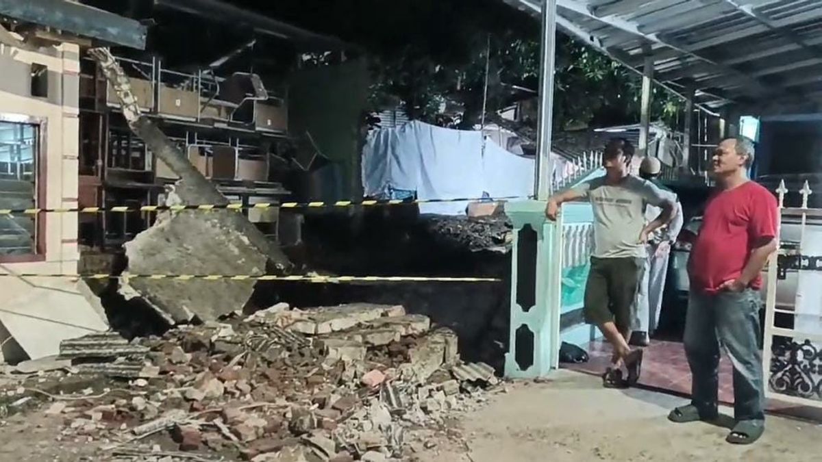 Tembok Pembatas Gedung Sekolah dan Permukiman Warga di Duren Sawit Roboh, Diduga Akibat Proyek Galian Saluran Air