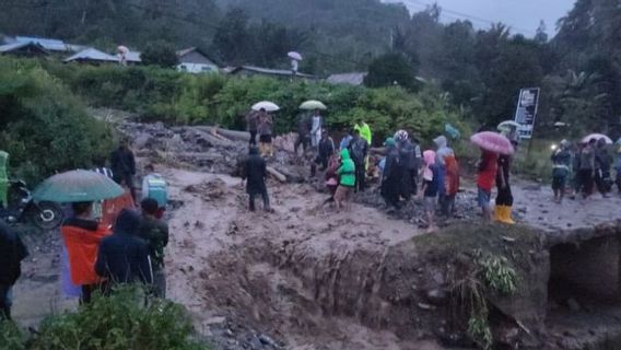 ボラパプ・シギ集落が洪水に見舞われ、数十家族が避難民