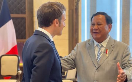 Keakraban Prabowo dan Macron saat Dampingi Jokowi di Pertemuan Bilateral RI-Prancis