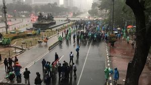 Bertahan di Tengah Hujan, Pendemo BEM SI Ditemui Stafsus Jokowi