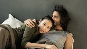 Wajib Tahu, Ini 7 Manfaat Tidur Berpelukan dengan Pasangan 