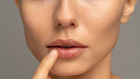 3 Tips Merawat Bibir Kering Tanpa Lip Balm