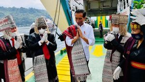 Seberangi Danau Toba, Presiden Jokowi Berselempang Ulos Pinunsaan