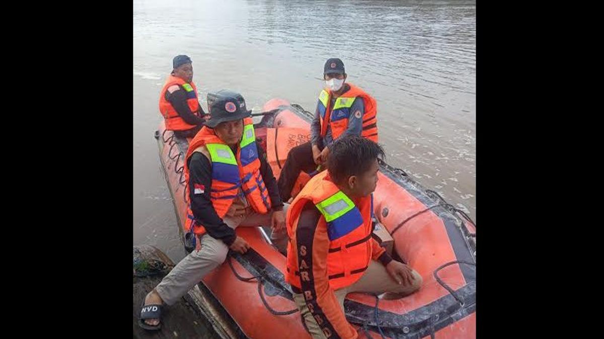  きれいな水を家に運び、バリト川で3人のボート乗客が行方不明