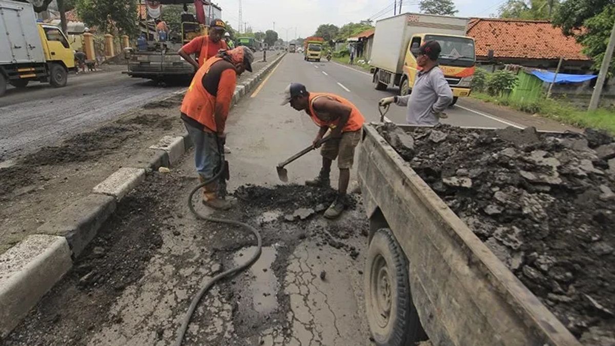 Roads Are Severely Damaged, Residents Of South Lampung Hope For Improvements Ahead Of Jokowi's Arrival