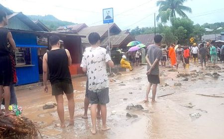 Banjir Bandang Melanda Tenilo Gorontalo, Lumpur hingga Batang Kayu Lintasi Jalanan