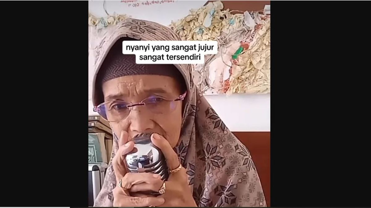 Seorang Nenek Viral Nyanyikan Lagu Dawai dalam Versi Rock