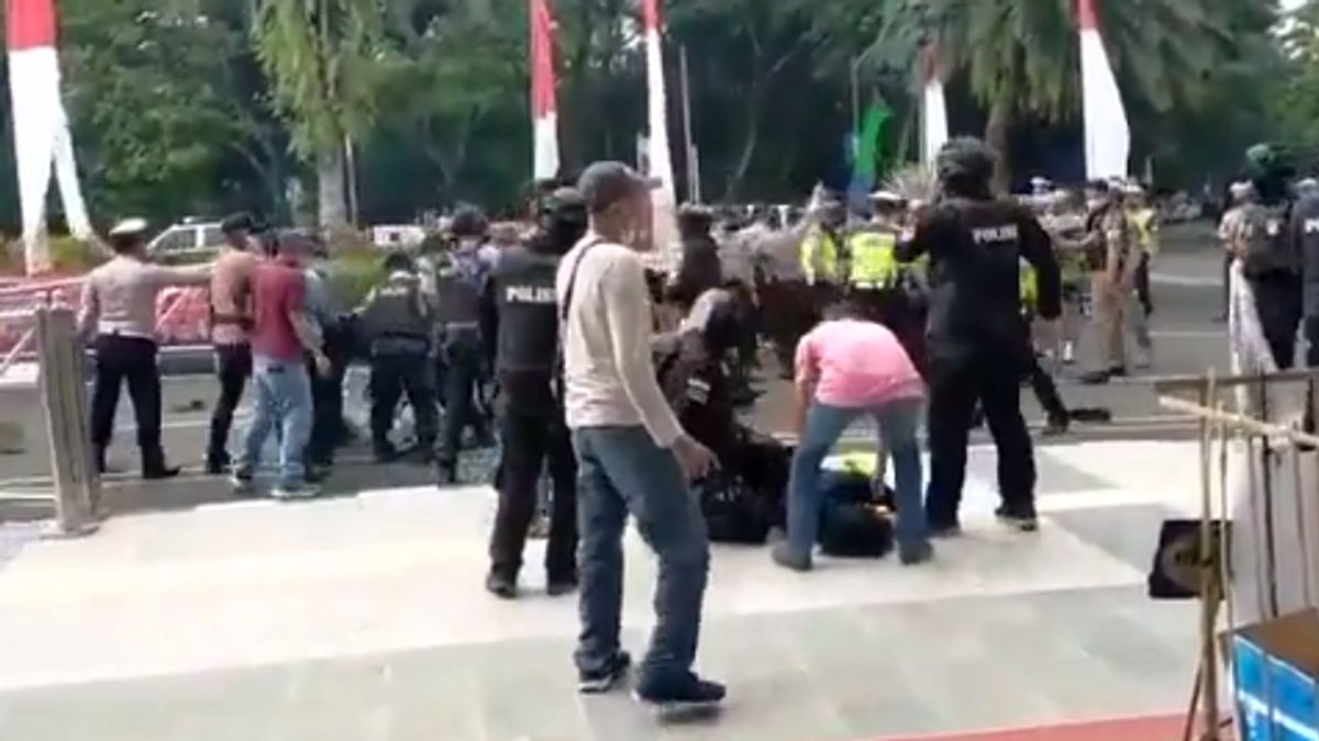 Mahasiswa Tangerang Viral usai Dibanting Polisi: Saya <i>Nggak</i> Mati, Cuma Pegal-pegal