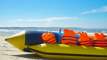 Grand-père de 61 ans, un groupe de touristes de Sidoarjo, décédé après avoir essayé une boat de banana sur la plage de Trenggalek