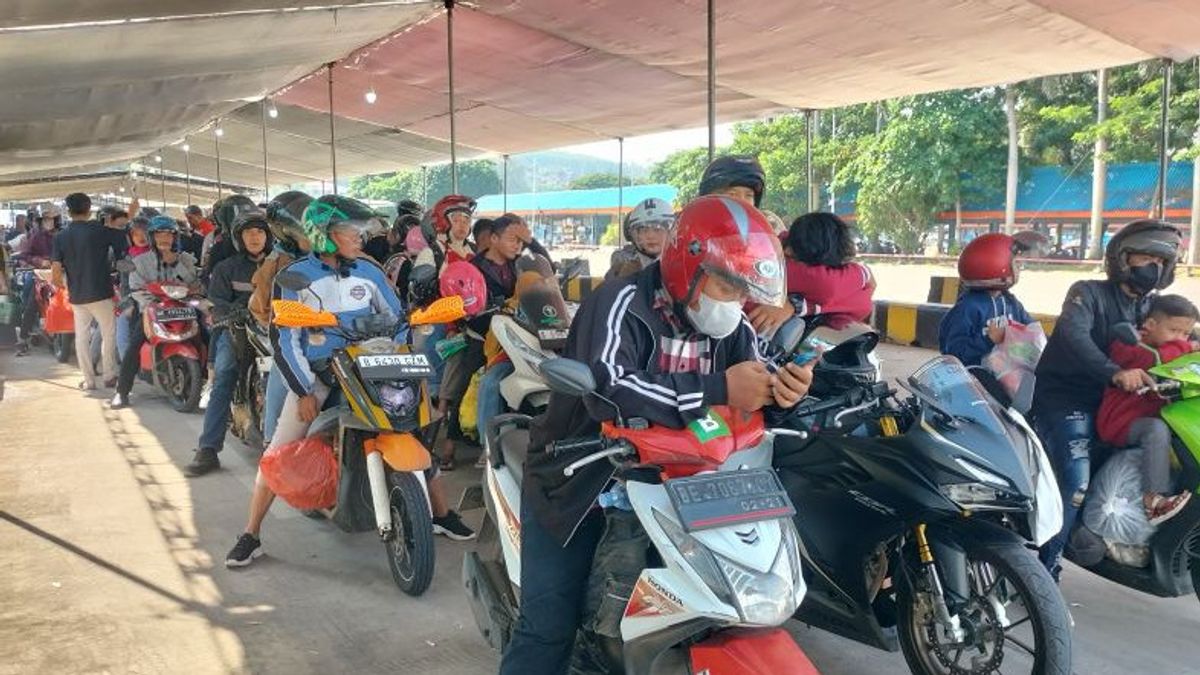 Motorbikes Start Crowding Bakauheni Port Crossing To Merak