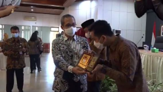 Momen Gibran Tertunduk di Depan Pimpinan KPK Usai Sosialisasi Pencegahan Korupsi