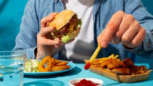 Perbandingan Cheat Meal dan Cheat Day, Strategi Diet Mana Lebih Efektif?