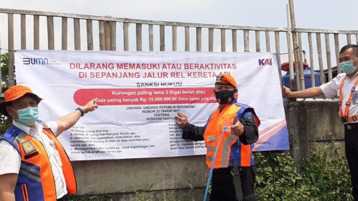 PT KAI Daop 2 Bandung Reminds Residents Not To Hang On The Railroad