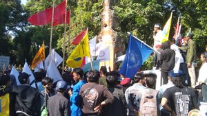 Mahasiswa Demo di Kantor Gubernur Bali