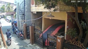 秒摩托车窃贼在北雅加达团伙的人群中行动， 由中央电视台记录， 科贾警察移动