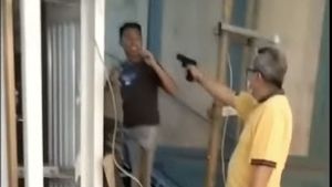 Pria Berbaju Kuning yang Todong Pistol ke Pekerja Bangunan, Ternyata Sedang Zoom Meeting, Terganggu Suara Bising