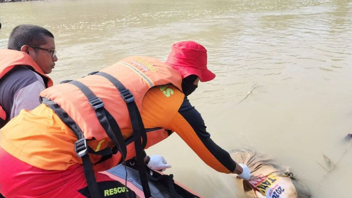 The SAR Team For The Evacuation Of A 70-year-old Male's Body Sank In The Ciujung Serang River