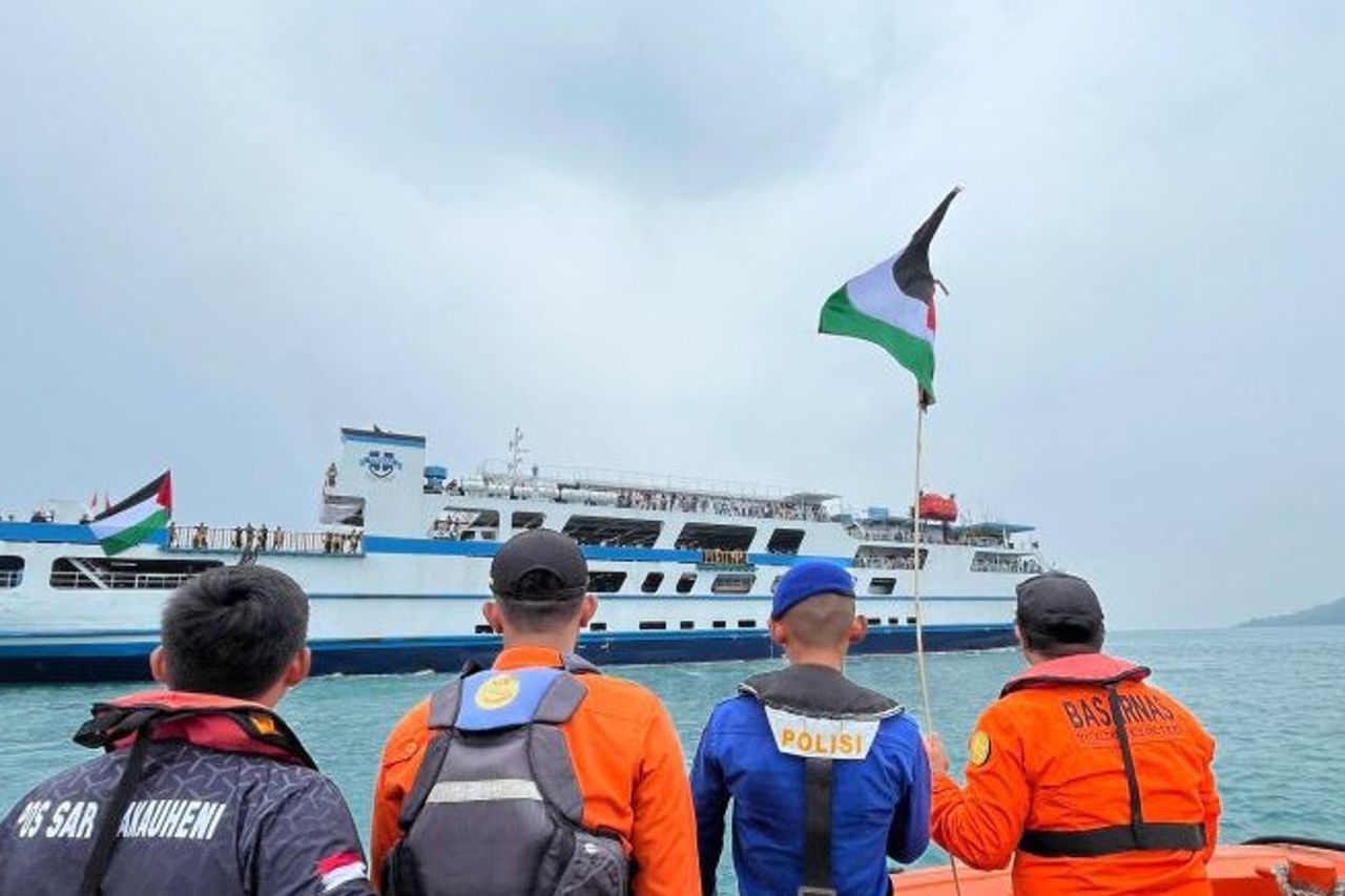 ソリッド・セラダ・パレスチナ・ムーン、何千人ものランプン住民がスンダ海峡の海域でインドネシアとパレスチナの旗を掲げ