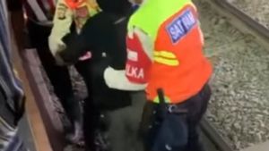 Penumpang Wanita Jatuh ke Rel KA dari Peron Jalur 1 Stasiun Sudirman