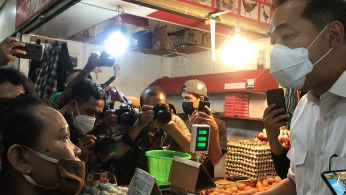 While Carrying Jerry Cans, Trade Minister Lutfi's Mothers 'Spray' On An Inspection At Pasar Senen: Said There Was A Minister, There Was Oil?