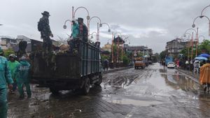    Denpasar Dikepung Banjir, Koster Janji Ganti Rugi Barang Pedagang Pasar yang Hanyut