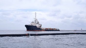 东亚齐警方检查马六甲海峡佩尔塔米纳油井漏油事件
