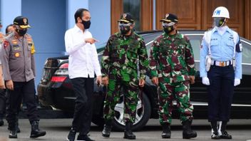 Le Président Jokowi Se Rend à Yogyakarta, En Passant En Revue Les Vaccinations De Masse Et En Inaugurant Le KrL Yogyakarta-Solo