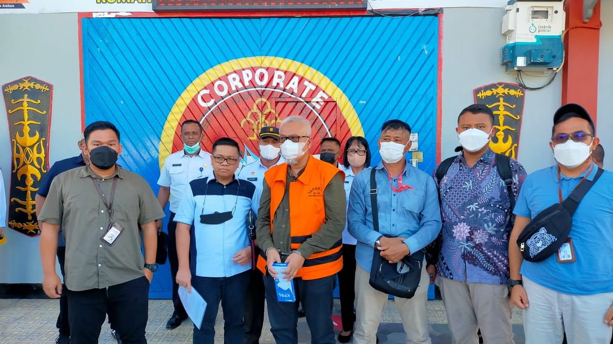 Tightly Escorted By KPK-Police, Former South Buru Regent Tagop Sudarsono Transferred To Ambon Rutan